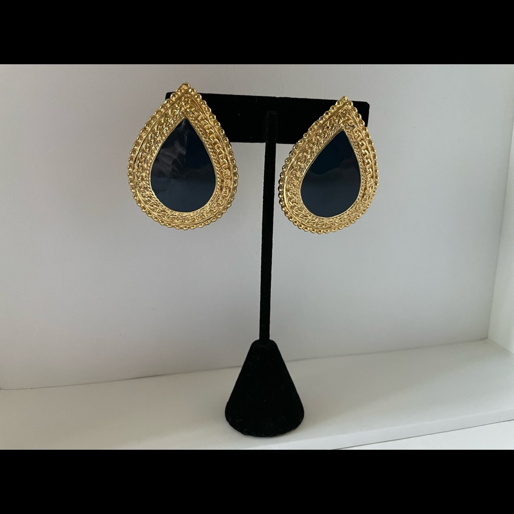 Black and gold tone teardrop heavy clip on earrings